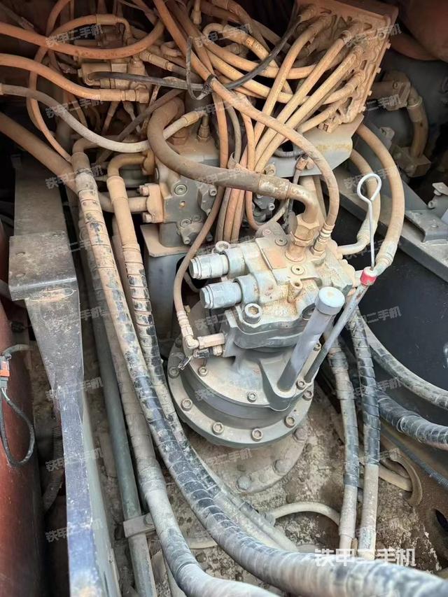 回轉(zhuǎn)馬達(dá)和主控閥（整機(jī)外觀）