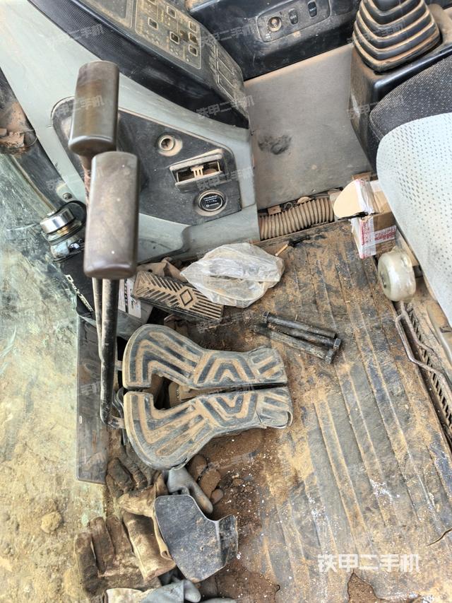 行走控制手柄和踏板?俯拍（駕駛室部分）