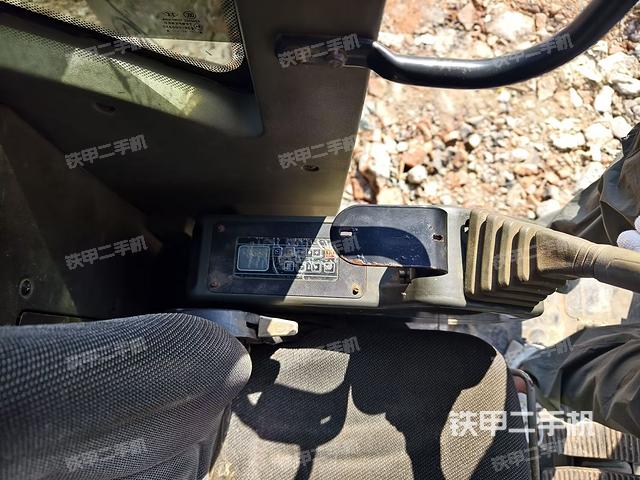 座椅左侧控制台/音响/含左手柄（驾驶室部分）