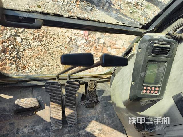 行走控制手柄和踏板 俯拍（驾驶室部分）