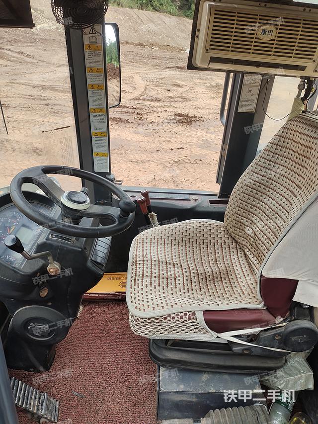 駕駛室工作臺(tái)（整機(jī)外觀及大件）