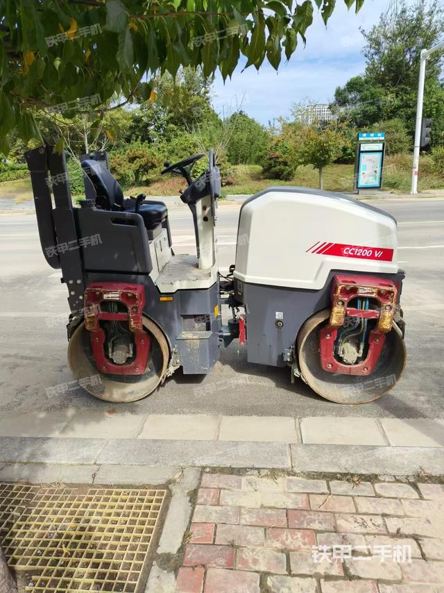 駕駛室操作臺(tái)（設(shè)備外觀及核心部件）