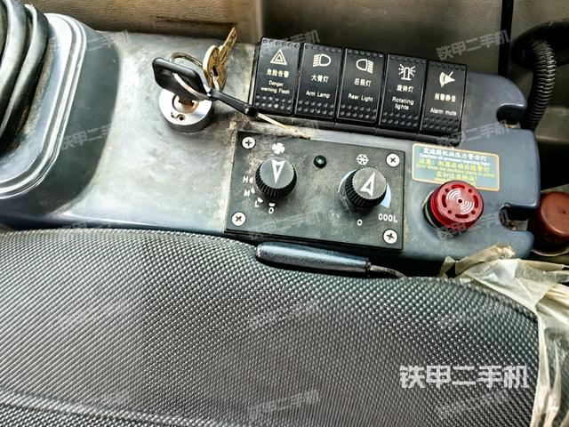 座椅右側(cè)控制臺/鑰匙門/油門/含右手柄（駕駛室部分）