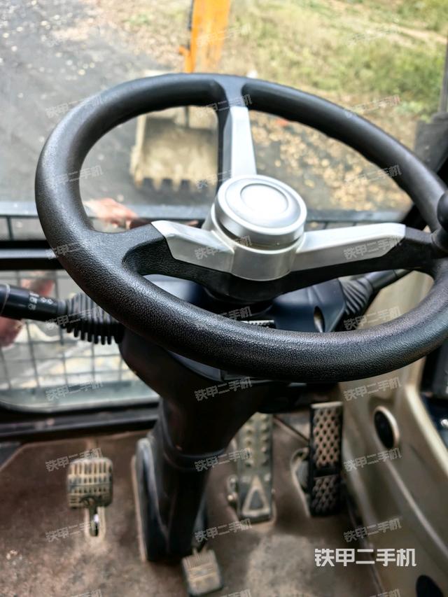 行走控制手柄和踏板?俯拍（駕駛室部分）