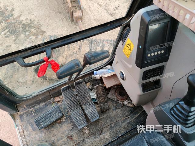 行走控制手柄和踏板 俯拍(驾驶室部分) 行走控制手柄和踏板 俯拍(驾驶室部分)
