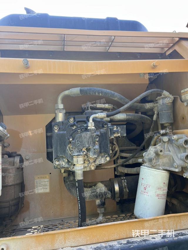 液压泵舱室正面整体（整机外观）