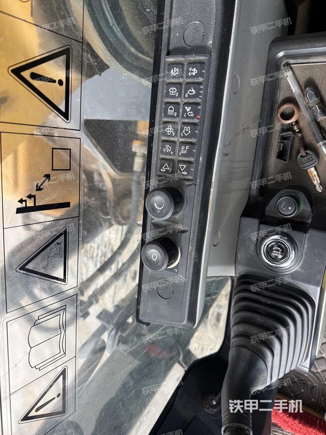 座椅右側(cè)控制臺(tái)/鑰匙門(mén)/油門(mén)/含右手柄（駕駛室部分）