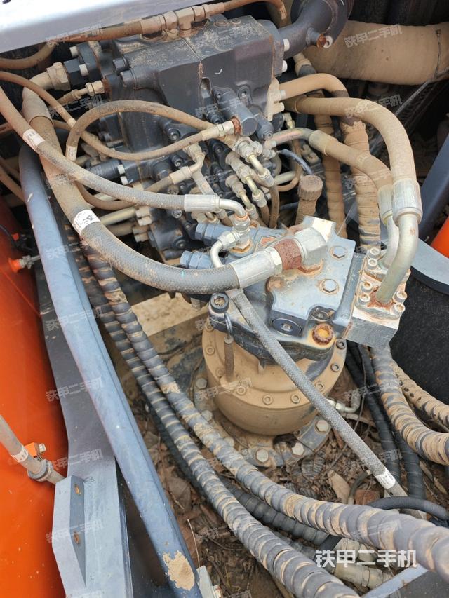 回轉(zhuǎn)馬達(dá)和主控閥（整機(jī)外觀）