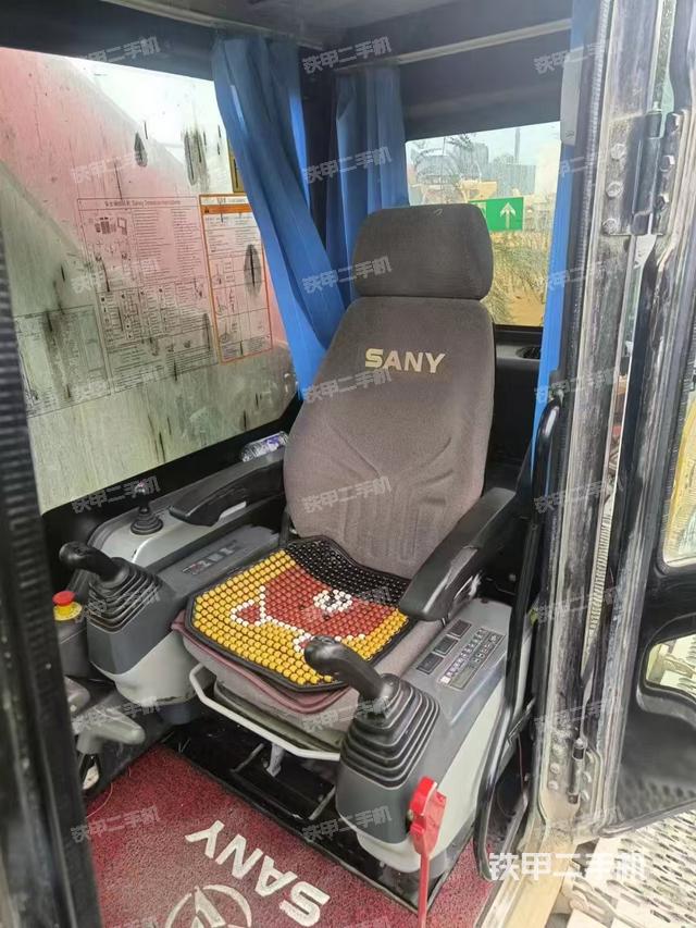 駕駛室操作臺(tái)（設(shè)備外觀及核心部件）