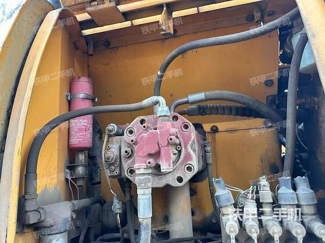 液压泵舱室正面整体（整机外观）