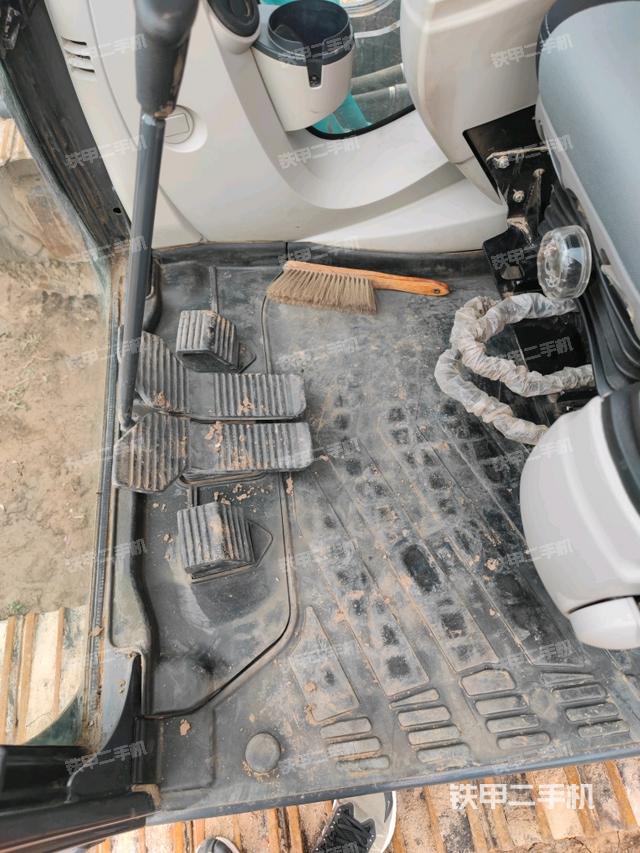 行走控制手柄和踏板?俯拍（駕駛室部分）