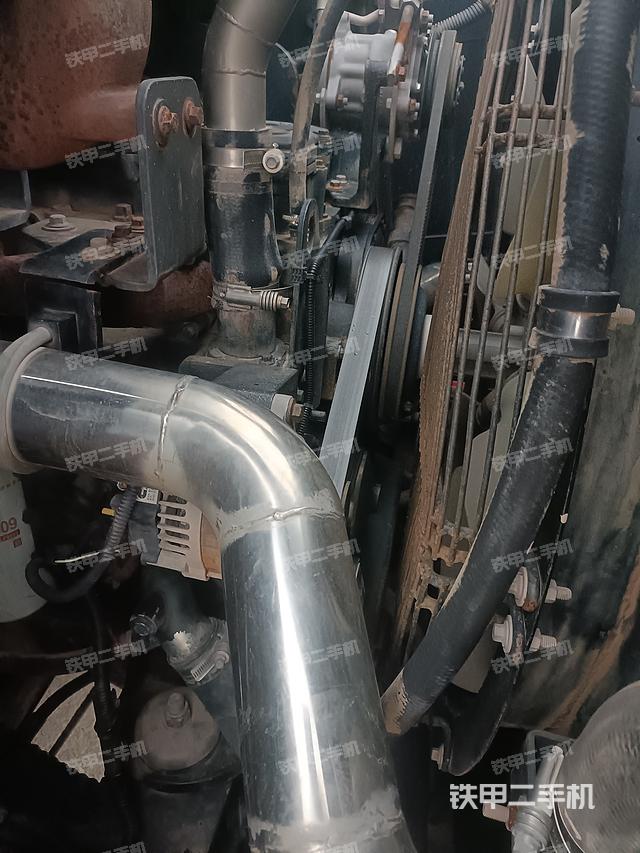 發(fā)動機(jī)左側(cè)（整機(jī)外觀及大件）