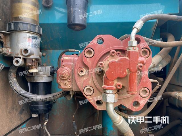 液壓泵艙室正面整體（整機外觀）