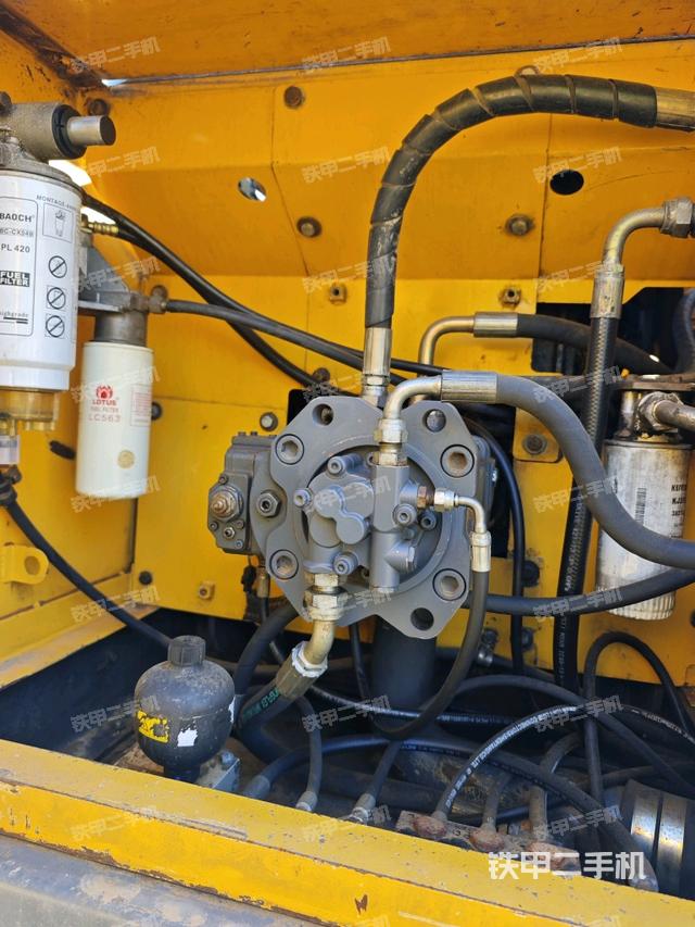 液壓泵艙室正面整體（整機(jī)外觀）