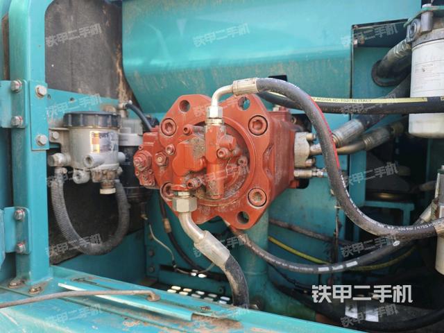 液壓泵艙室正面整體（整機外觀）