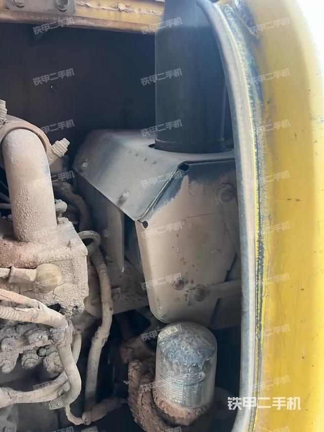 液壓泵艙室正面整體(整機外觀) 液壓泵艙室正面整體(整機外觀)