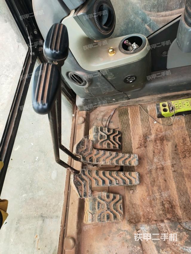 左后方玻璃角標(biāo)（駕駛室部分）