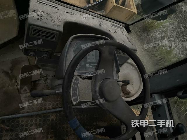 駕駛室內(nèi)部（駕駛室部分）