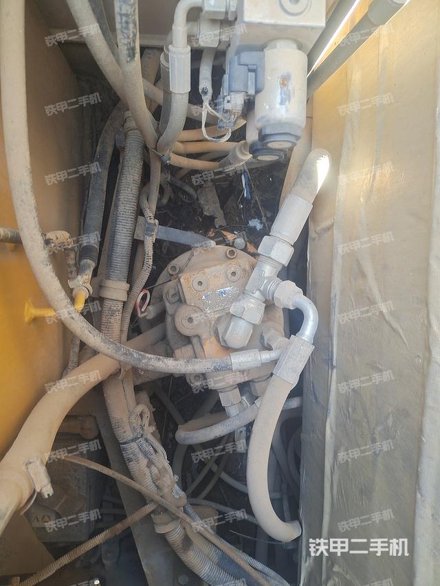 回轉(zhuǎn)馬達(dá)和主控閥（整機(jī)外觀）