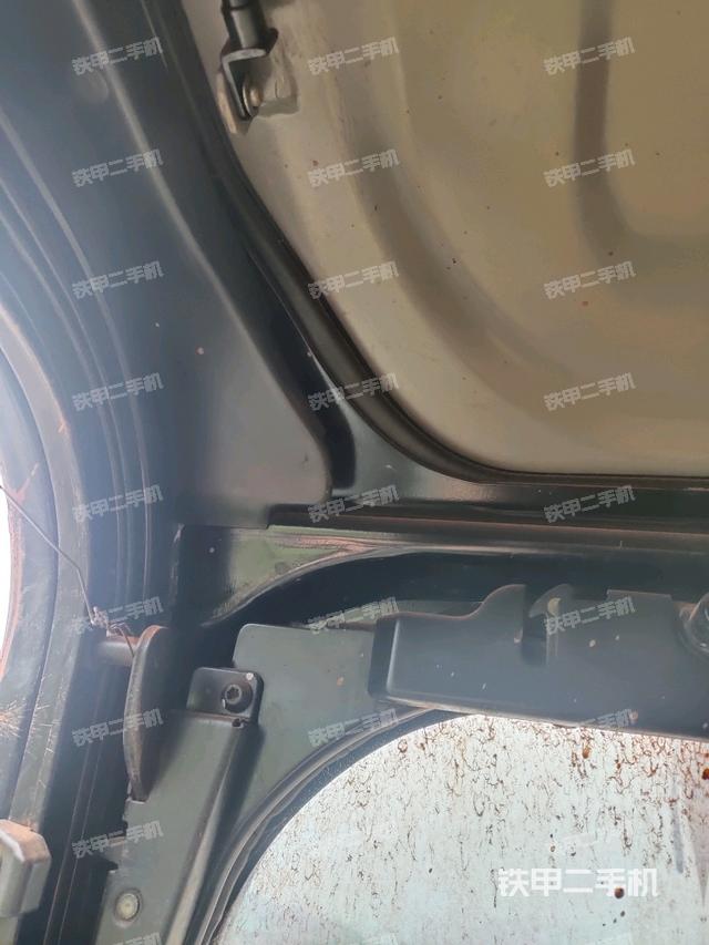 行走控制手柄和踏板?俯拍（駕駛室部分）