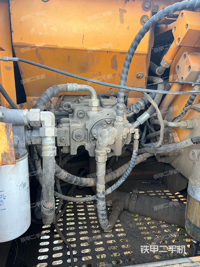 液壓泵艙室正面整體（整機(jī)外觀）