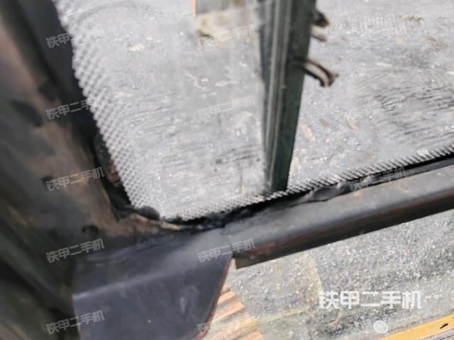 左后方玻璃角標（駕駛室部分）