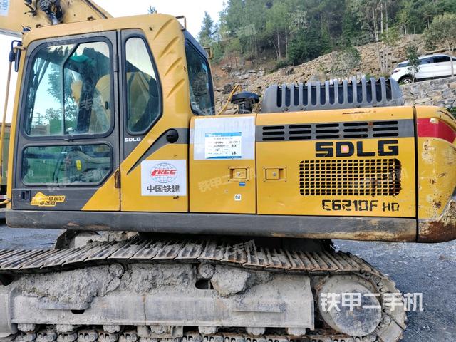 行走控制手柄和踏板?俯拍（駕駛室部分）