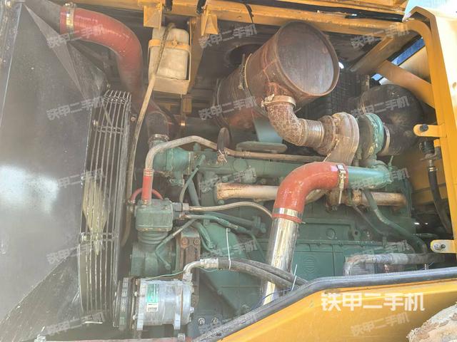 發(fā)動機(jī)右側(cè)（整機(jī)外觀及大件）