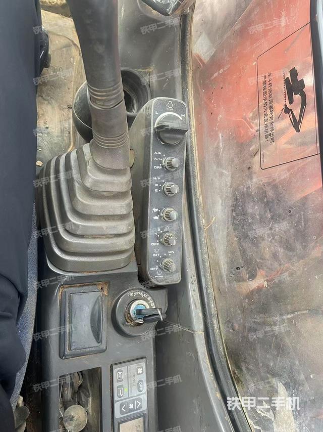 座椅右側(cè)控制臺(tái)/鑰匙門(mén)/油門(mén)/含右手柄（駕駛室部分）