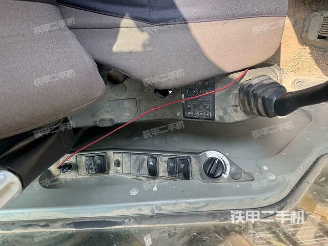 座椅右側(cè)控制臺(tái)/鑰匙門(mén)/油門(mén)/含右手柄（駕駛室部分）