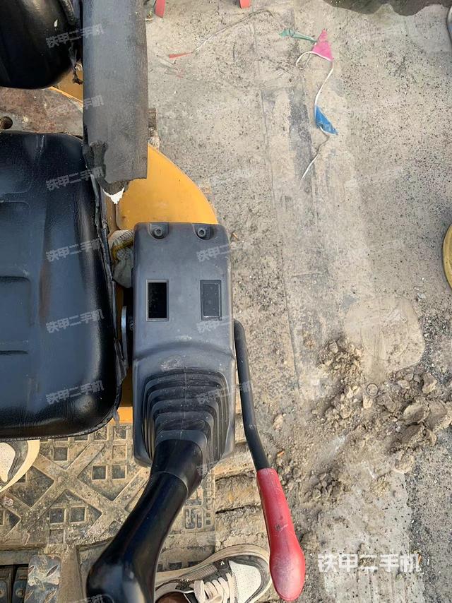 回轉(zhuǎn)馬達(dá)和主控閥（整機(jī)外觀）