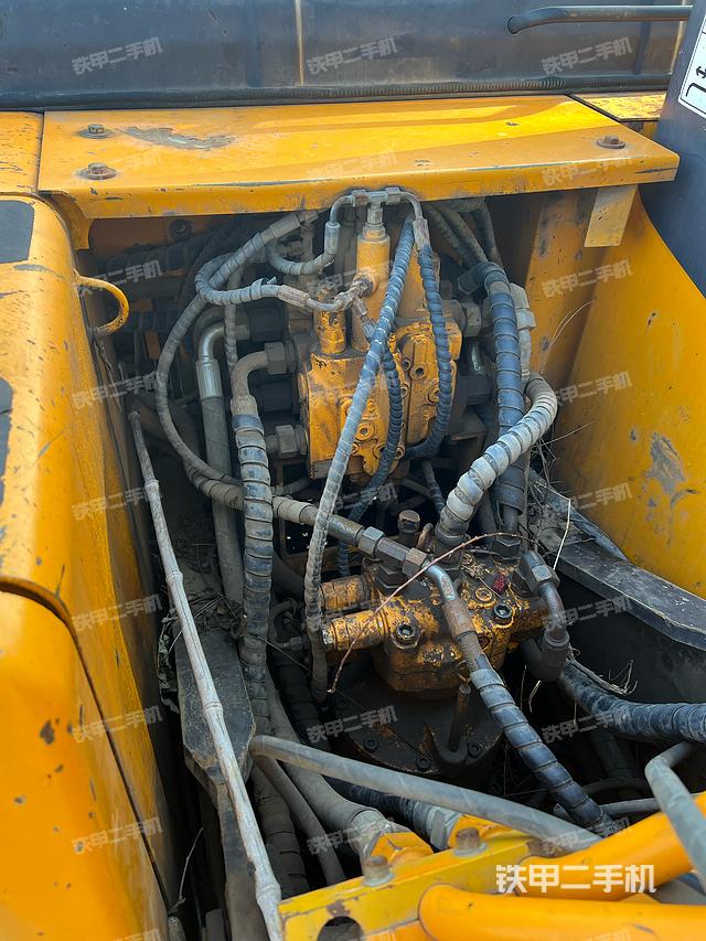 回轉(zhuǎn)馬達(dá)和主控閥（整機(jī)外觀）