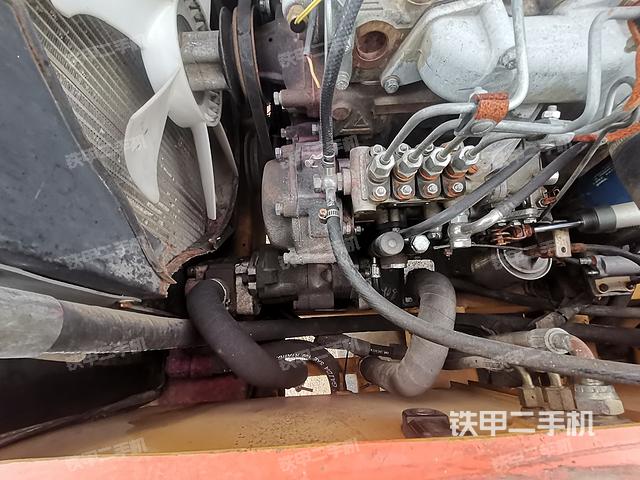 液压泵舱室正面整体（整机外观）