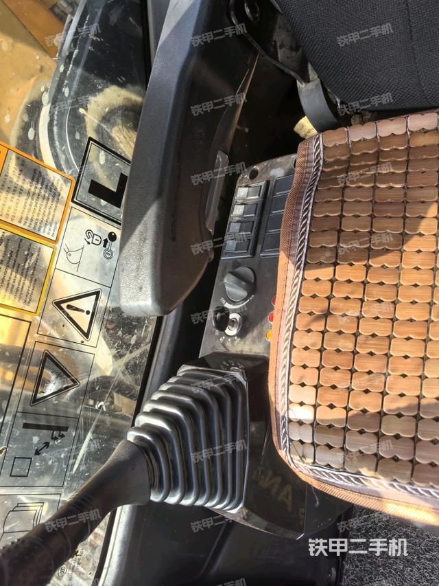 座椅右側(cè)控制臺(tái)/鑰匙門/油門/含右手柄（駕駛室部分）