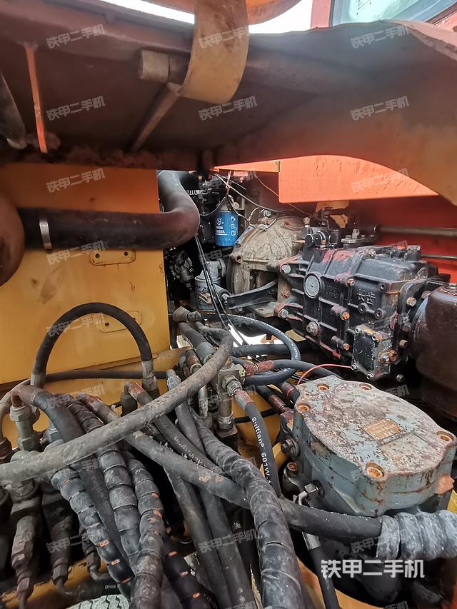 回转马达和主控阀（整机外观）