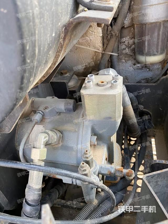 液压泵舱室正面整体(整机外观) 液压泵舱室正面整体(整机外观)