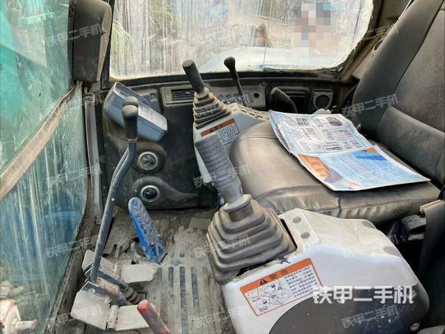 行走控制手柄和踏板?俯拍（駕駛室部分）