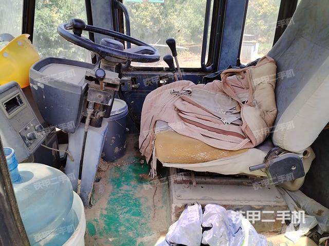 駕駛室內(nèi)部（駕駛室部分）