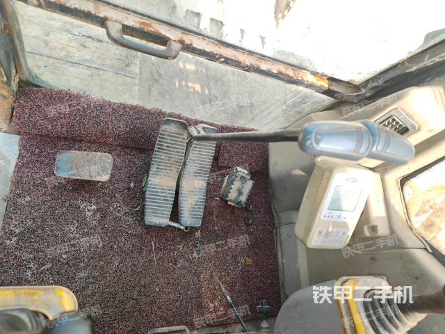 行走控制手柄和踏板?俯拍(駕駛室部分) 行走控制手柄和踏板?俯拍(駕駛室部分)