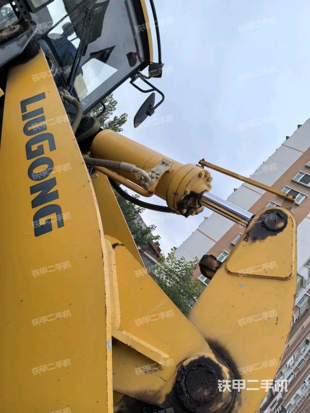 鏟斗油缸側(cè)面（工作裝置）