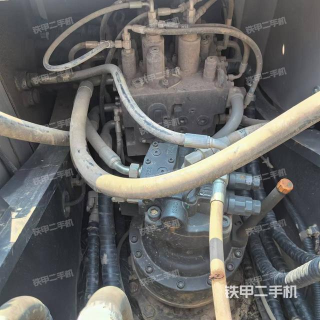 回轉(zhuǎn)馬達(dá)和主控閥（整機(jī)外觀）