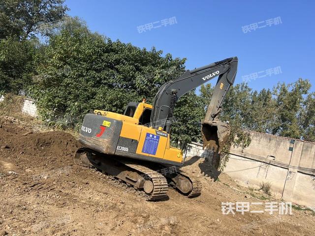 沃尔沃EC140DL挖掘机的设备实拍-第2张实拍照片