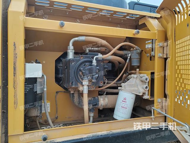 液压泵舱室正面整体(整机外观) 液压泵舱室正面整体(整机外观)