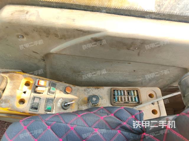 座椅左側控制臺/音響/含左手柄(駕駛室部分) 座椅左側控制臺/音響/含左手柄(駕駛室部分)
