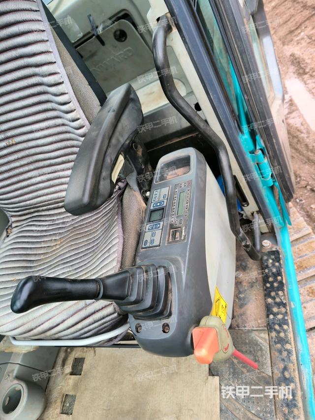 座椅左側(cè)控制臺/音響/含左手柄（駕駛室部分）