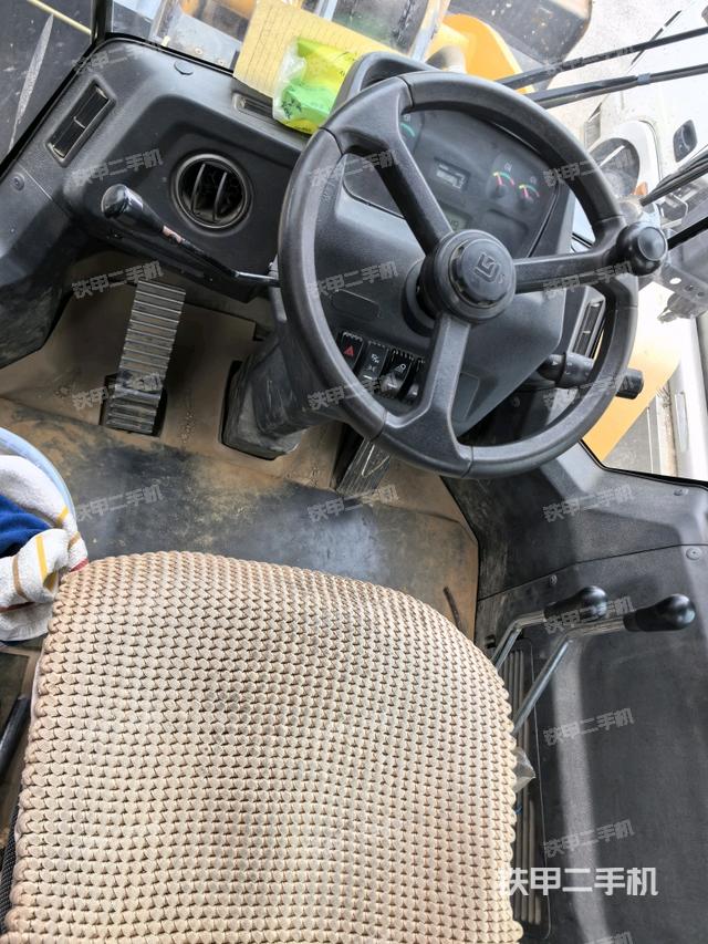 駕駛室內(nèi)部（駕駛室部分）