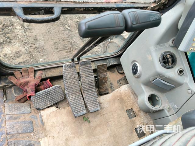 行走控制手柄和踏板?俯拍（駕駛室部分）