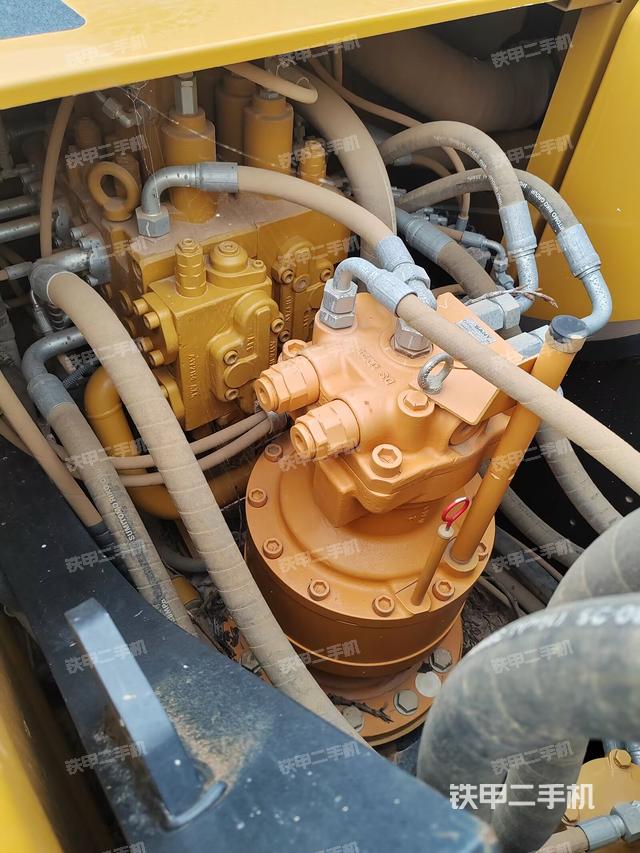 回转马达和主控阀(整机外观) 回转马达和主控阀(整机外观)