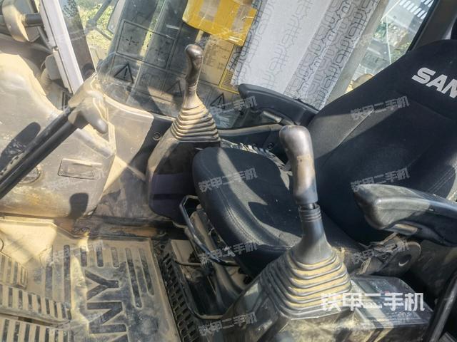 驾驶室整体(整机外观) 驾驶室整体(整机外观)