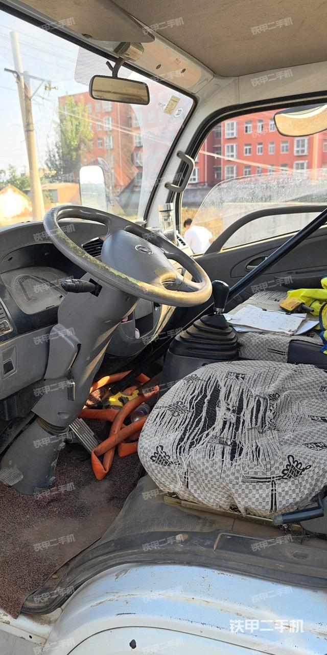 駕駛室操作臺(tái)（設(shè)備外觀及核心部件）